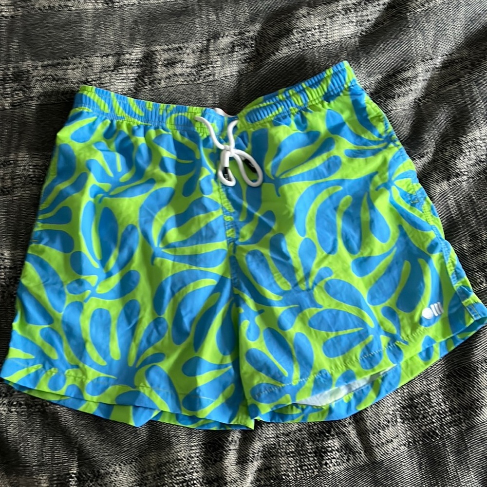 Solid & Striped swim trunk. The classic leaf print. Size small. New with tags.